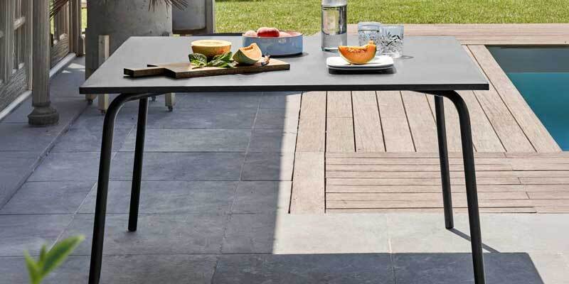 Table de jardin en métal près d'une piscine